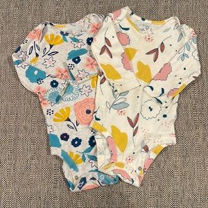 Pair of 6 mo long-sleeved Carter’s onesies!